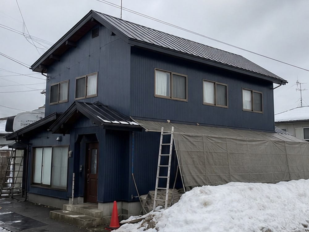 雪のある住宅で外装を点検・修繕するイメージ